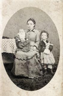 Rosa Bendiner mit ihrem Sohn Josef auf dem Schoß