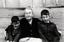 Regine Bendiner mit ihren Enkelkindern Mihal und Vladimir