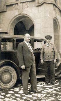 Berthold Samek mit seinem Chauffeur