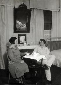 Henriette und Olga Medak in ihrer Wohnung in Wien
