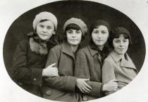 Towa Orenstein mit ihren Freundinnen
