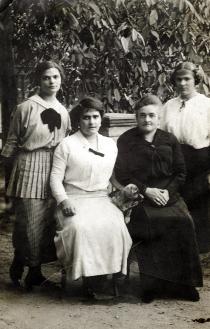 Hermine Neumann mit ihren drei Töchtern