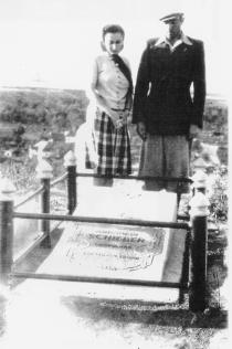 Buby und Bella Schieber am Grab ihres Vaters in Shargorod