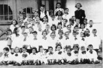 Regina Josiper nach dem Krieg mit dem jüdischen Kindergarten