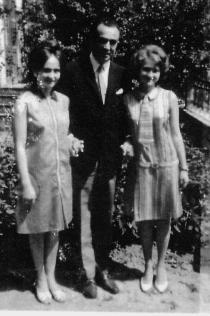 Buby Schieber mit seinen Nichten Ruth und Anita Merdler