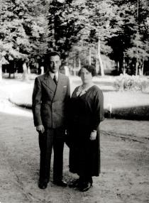 Auguste Korkes [geb. Reicher] mit ihrem Sohn Lonek
