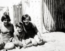 Stella Semenowky mit ihren Schwestern Helene Thau und Blanka Horowitz