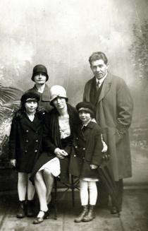 Susanne Zahradniks Eltern Katharina und Ernst Adler und ihre Schwester Martha Kralowa mit dem Kinderfräulein