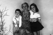 Golda Luster mit ihren Enkelkindern Nava und Moshe