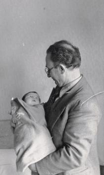Nissim Geron with his grandson Benedict Molhov