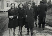 Ester Baruh and friends during the internment