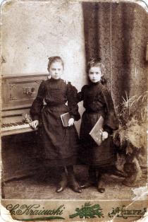 Basya Chaika's mother, Rachel Gorenstein, with her younger sister Liza Gorenstein.