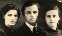 Fayvel Glezer, his sister Hanna Yashgur and their aunt Riva Stupene