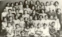 Feiga Tregerene with teachers and pupils of the Jewish school