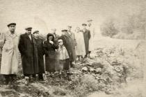 Isroel Glezer with his grandson Rimas and his friends at the place where the Jews of Birzai were shot
