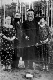 Szmul Grunberg with his wife and family