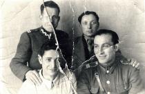 Mojsze Sznejser with his friends from army