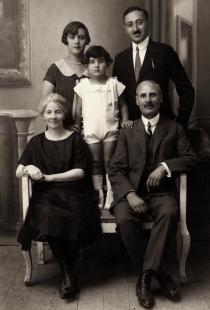 Gyorgy Preisz with his family