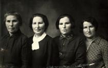 Lubov Ratmanskaya's mother Sofia Ratmanskaya with her sisters and sister-in-law