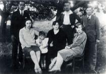 Adela Jawetz with her family