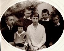 Samuel Izsak and his siblings