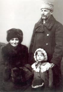 Galina Shkolnikova's grandparents, Mordekhay and Doba Farber, and their daughter Rakhil Farber
