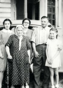 Galina Shkolnikova's aunt Feiga Liberman with her family