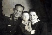 Serafima Staroselskaya's husband Mikhail Lokshin's family: his father  Isaac Lokshin, mother  Nekhama-Maryasya Lokshina and himself in the centre
