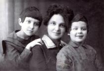 Vladimir Tarskiy with his sister Victoria Zaitseva and mother Yeva Lyulkina