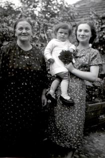 Judita Schvalbova with her mother and grandmother