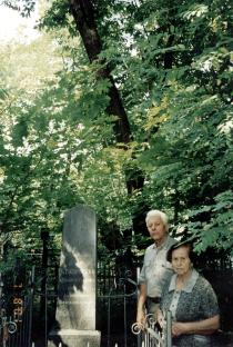 Frieda Stoyanovskaya and her older son Victor Gordeyev