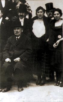 Magda Frischmann with her family