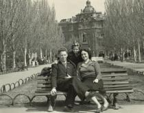 Arnold Fabrikant with his wife Nathalia Yampolskaya and daughter Yelena Filurova