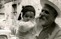 Leib Redko with his great-granddaughter Zhanna Lifshitz