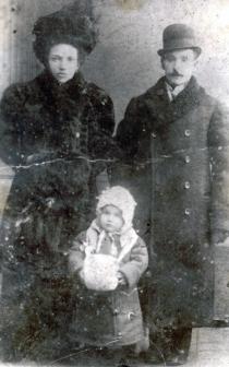 Menachem-Nuchem Pisetski, Riva-Zelda Pisetskaya and their daughter Chaya