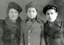 Dora Slobodianskaya's Aunt Khaya Kislyuk, her husband Pinia Kislyuk and their son Arkadiy Kislyuk