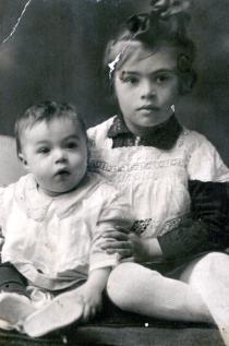 Engelina Goldentracht  with her brother Julen Zorin