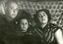 Engelina Goldentracht with her husband Michael Goldentracht and their daughter Alla Karelshtein