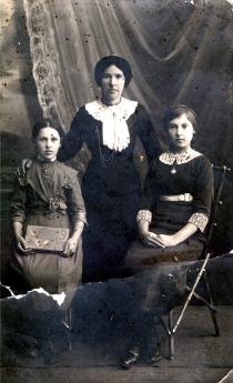 Freida Usatinskaya with her mother and sister