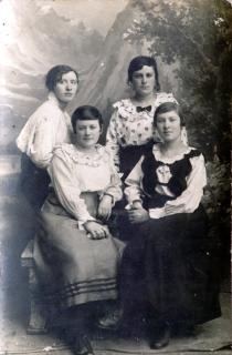Freida Usatinskaya with her friends
