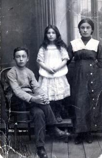 Jemma Grinberg's  father's brother Yevsey Grinberg, his sister Fania and Rosa