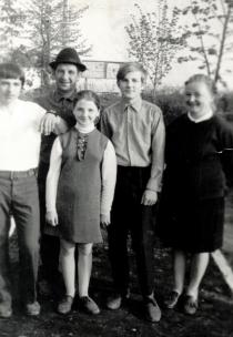 Lev Mistetskiy with family