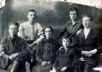 Pesia Ostrovskaya with her children