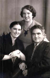 Mina Gomberg with her parents Surah and Ilia Roitman