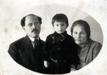 Meyer Tulchinskiy with his parents