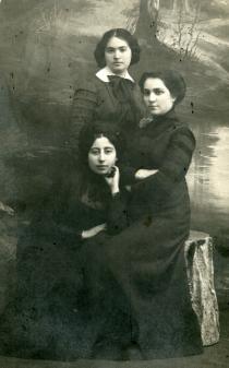 Ronia Finkelshtein's mother Adel Finkelshtein, her aunt Sonia Rabichkina and their friend