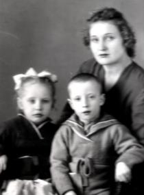 Hochman Valentyina a gyermekeivel, Nataljával és Viktorral