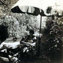 Luise in ihrem Garten in Kritzendorf