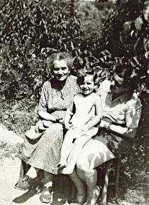 Erzsebet Radvaner with her mother Terez Gonczi and daughter Julia Radvaner