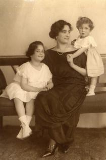 Katerina Hahnova with her children Hannerle Blochova and Marietta Smolkova